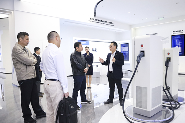 抖圈人生就是搏股份副董事长、总裁刘作斌向福船集团副总经理李振均一行介绍公司充电产品.jpg
